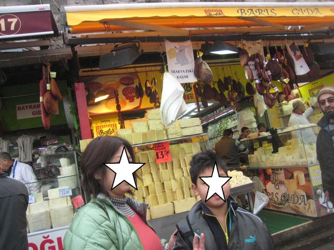 エジプシャンバザールのチーズ屋付近。<br /><br />ナッツ屋さんなどいろいろありました。<br />エミノニュからエジプシャンバザールをとおり<br />丘を登りながらグランドバザールを目指しました。<br /><br />途中でいろいろな店を冷やかしながら<br />楽しく散策です。