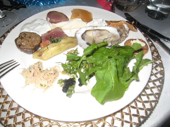 美味しいディナーです。<br /><br />ボールルームの外にはスイーツコーナーも用意してあって<br />なかなかおしゃれです。<br /><br />子どもは嫌になったら別室に行けるように用意があり<br />クラウンがいたり布団が用意してあったりで<br />大人が楽しむために至れり尽くせりです。