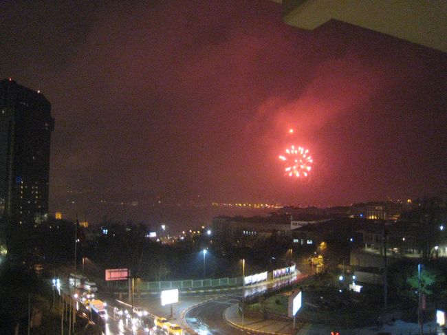 １２時になって急いで部屋に戻り<br />花火見物です。<br /><br />アジアとヨーロッパの間となるボスポラス海峡に上がる新年の花火！<br />感動です。