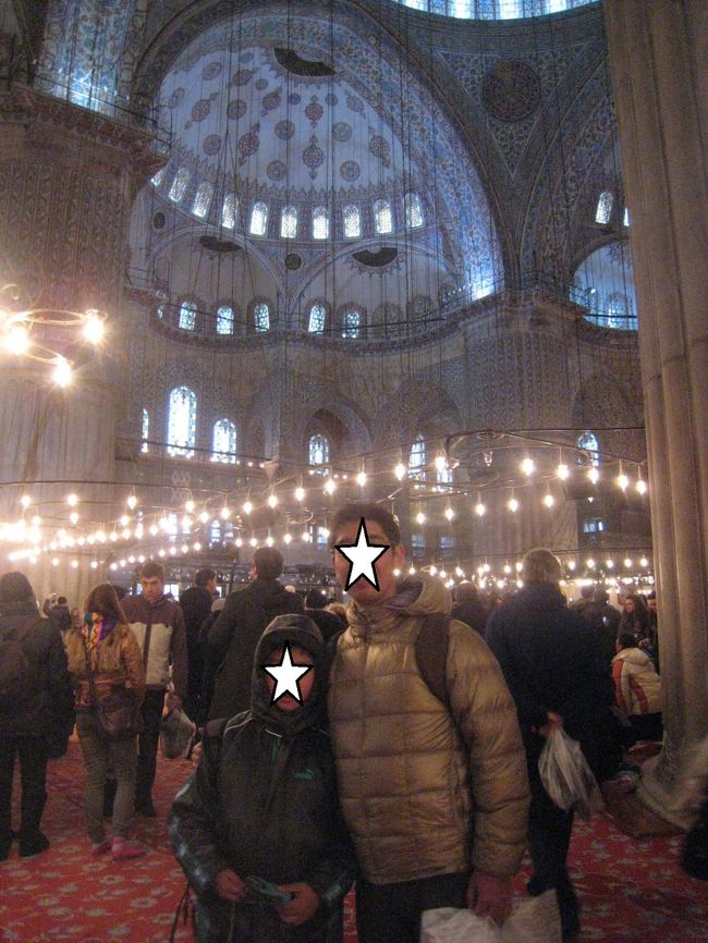 ブルーモスクにて。<br /><br />ブルーモスクは入場できる時間が決まっているので<br />調べていった方が良いです。<br /><br />とんでもなくきれいなところでした。