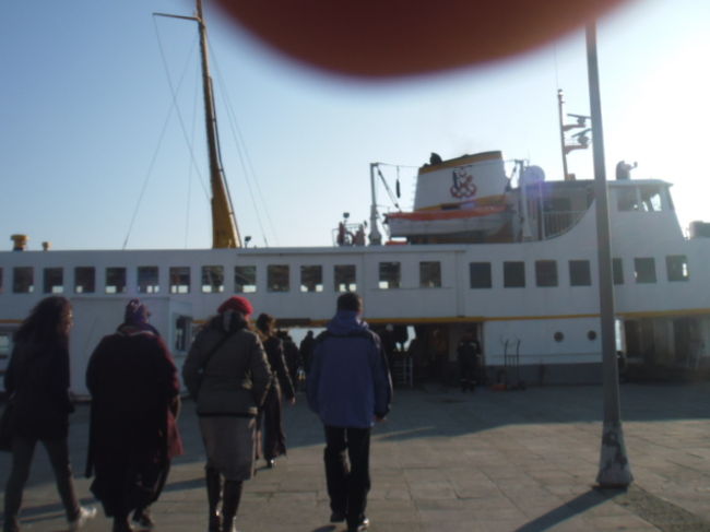 ４日目<br />天気は快晴、最終日です。<br />今日の深夜にはイスタンブールを出るので<br />心残りが無いようにアジア側に行きました。<br /><br />カバタシュ駅に行ったら、<br />向かいにある船着き場にカドキョイの名が！<br />まさに今日の目的地なので<br />エミノニュまで行かずここから乗ることにしました。