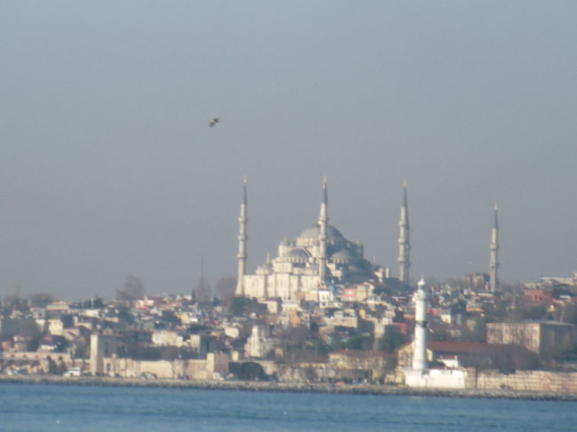 船の中からブルーモスクをながめます。<br /><br />クルーズでも来たいですね。