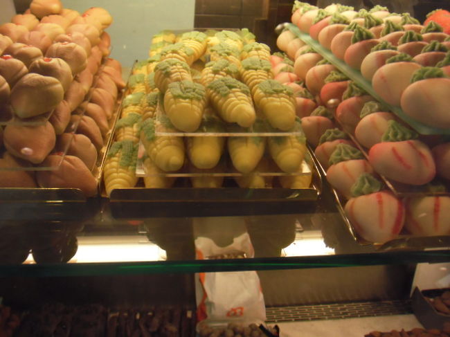 街のスイーツ屋さんにて。<br /><br />トルコのスイーツは徹底的に甘いです。<br />バラクワもすごかったですね。