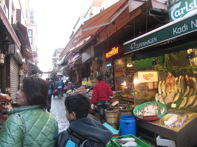 街角を散策中。<br /><br />アジア側は、なんでもすごーーーく安いです。<br />オシャレなパン屋さんなどもあり<br />時間があったら<br />ぜひ訪ねてほしいところです。