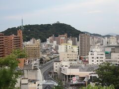 遠く丘陵の上に、松山城が霞む。