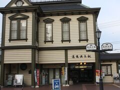 道後温泉駅。

朝食後、再び家族と訪れることになるが、その時ここには某有名人が！
誰であるかは、これからのお楽しみ。