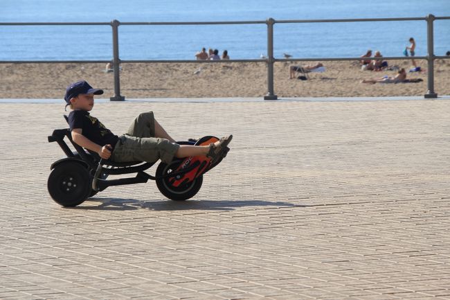 これはハンドルが無い。<br />器用に体をひねって、方向転換