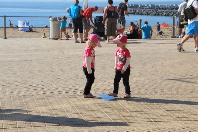 可愛い、双子ちゃん<br />キティちゃんのＴシャツ着てる<br />日本人としては嬉しい