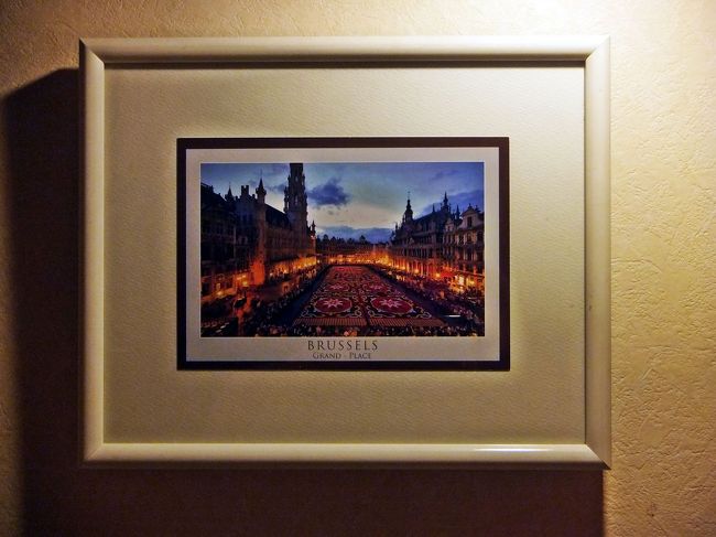 絵葉書を買って、玄関に飾りました。<br />マットの枠より大きいので、デパートで買ったひっつきにくいテープで留めました。<br />位置を決めるのが、とっても難しかったです。<br />玄関は、下駄箱の上からもライトがあるので影が出ます。