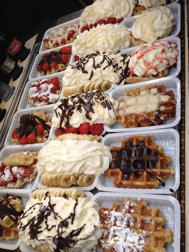 どれも甘そう〜〜〜〜<br />生クリームが多すぎるので<br />生クリームなしを選びました。<br />イチゴとバナナのワッフルは5ユーロでした。<br />美味しかったです。