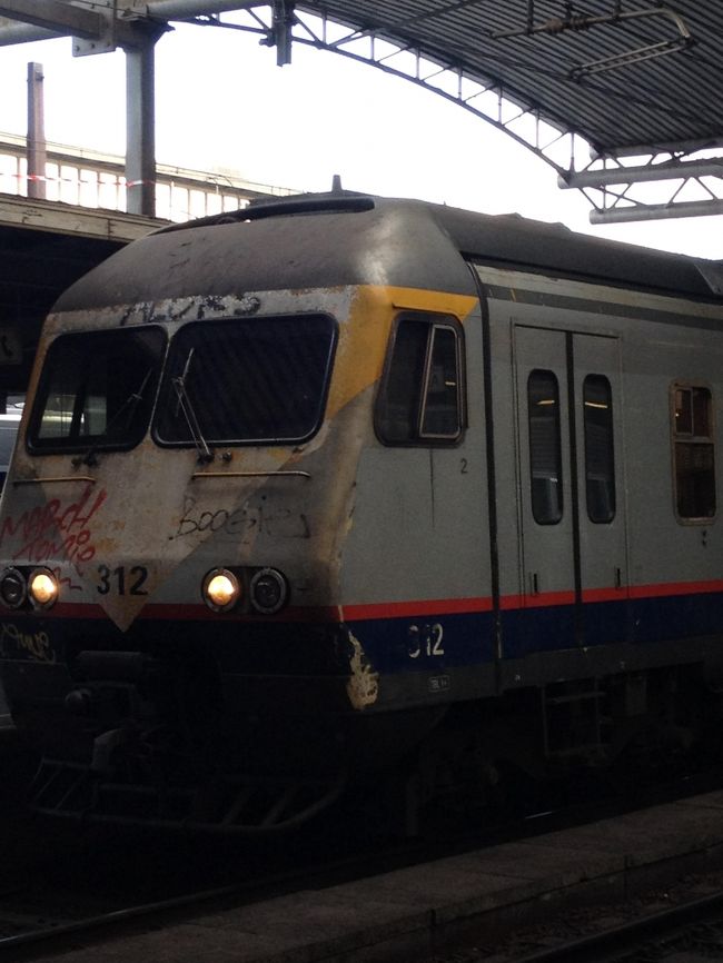 電車。。。やはり落書きが多いです。<br />外見よりは室内はきれいです。