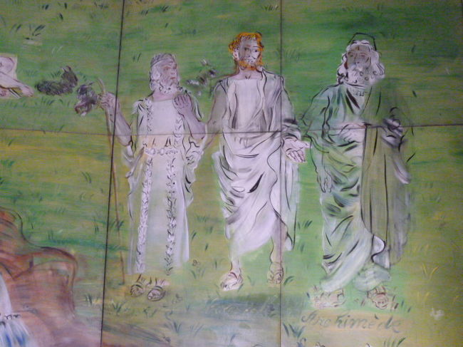 古代アテネの賢人たちらしいです。<br /><br />近くで見ると1枚1枚のパネルの継ぎ目がよく見えます。<br />本来平面の作品ですが、あまりに大きいため、カーブさせて展示してるので少しずれてしまうようです。