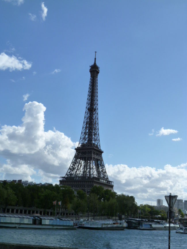 で、パレ・ド・トーキョーはセーヌ川沿いですが、川の向こう側にエッフェル塔がよく見える〜<br /><br />エッフェル塔観光の際に、ちょっと美術鑑賞もしたいという場合にパリ市立美術館オススメです。<br />雰囲気もゆるい感じで、ゆったりしてました。