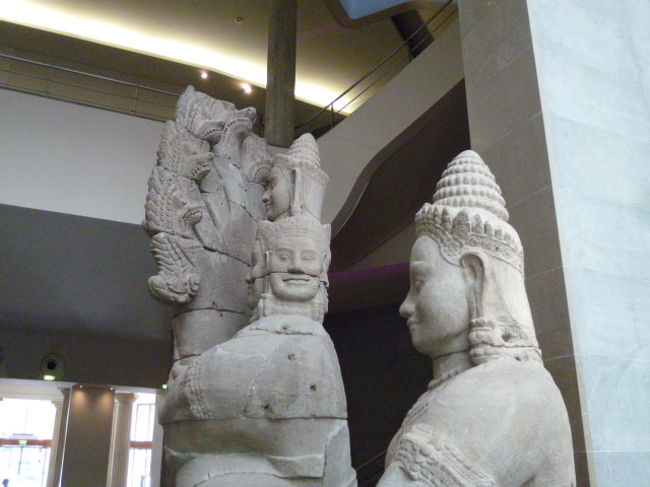 ではさっそく入場。<br /><br />広々しているし、さほど混雑してないのでゆっくり鑑賞できます。<br /><br />展示物の間隔も広いので撮影しやすいですね。最初はカンボジアやアフガニスタンあたりの作品だったか・・