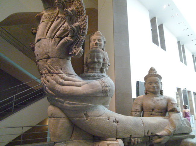 入り口近くの大きな作品。<br /><br />大きい、船の形。