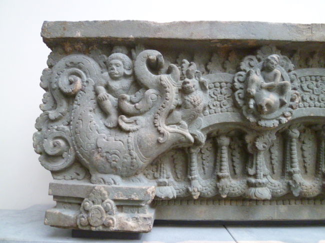 アンコールワットで見られそうな凝った彫刻ですね。