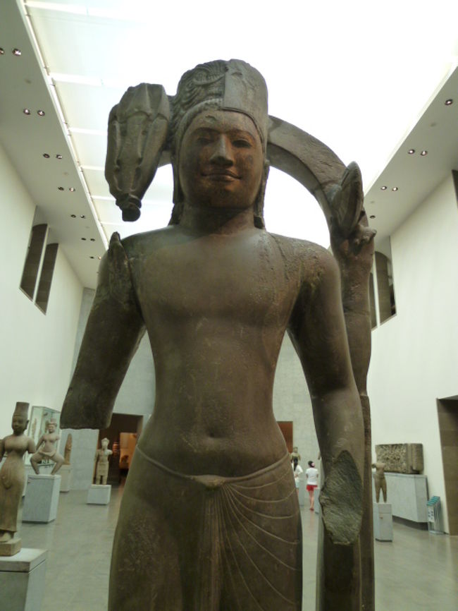 仏像というか、王様とかえらい人の姿でしょうか・・？