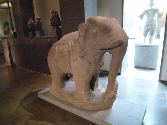 動物の像もちらほらありました。<br />象さん。