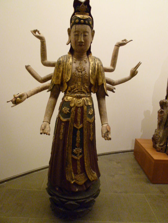 中国の像だったかな？<br />手がいっぱい。