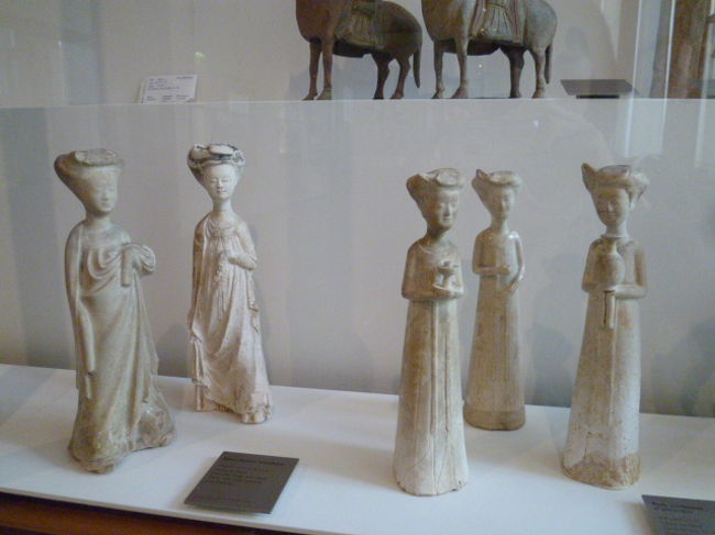 中国の女性像。埴輪のようなお姿。団体さんです。