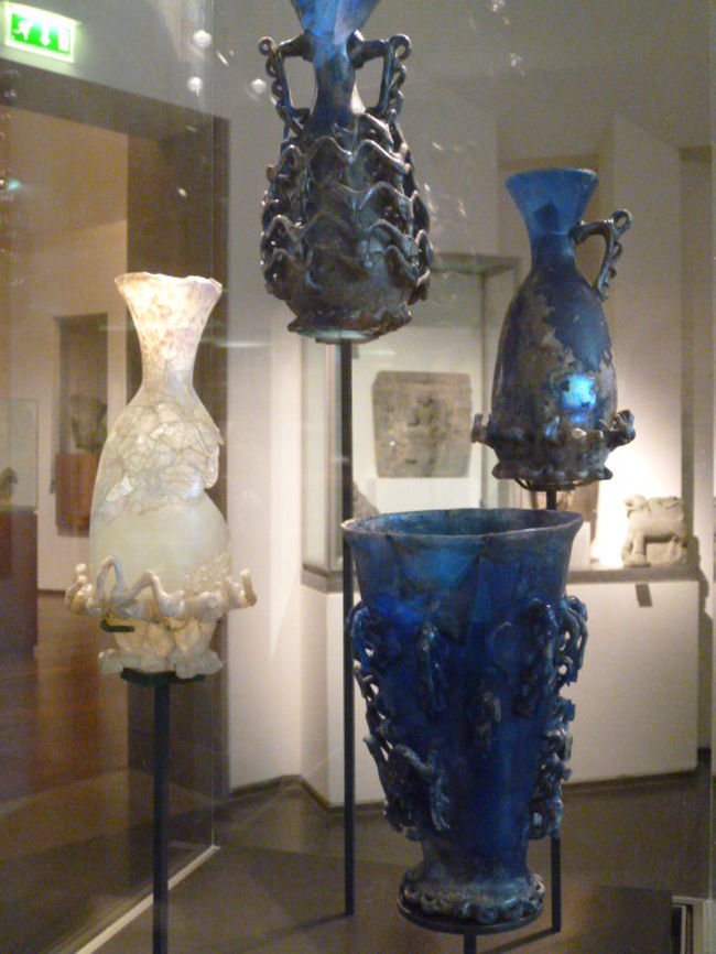 正倉院宝物にありそうなキレイなガラスです。<br />青の発色がいいですね。