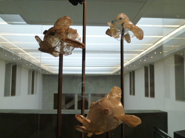 写真写りがわるいですが、透明感のあるガラスでできた魚の像。