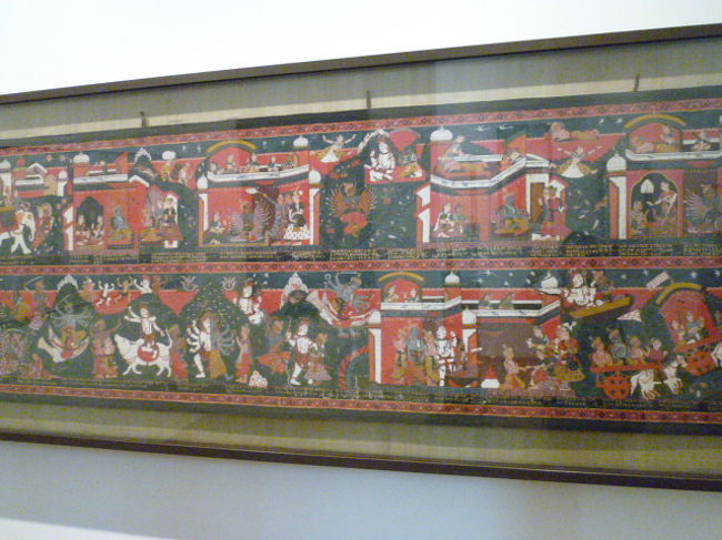 絵巻物のような横長の形態。<br />