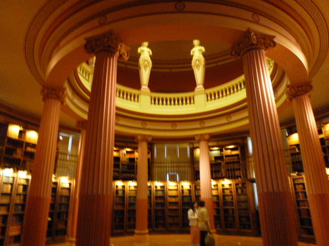 で、大金持ちで東洋美術大好きでたくさん美術品を収集したギメさんの図書室だそうです。