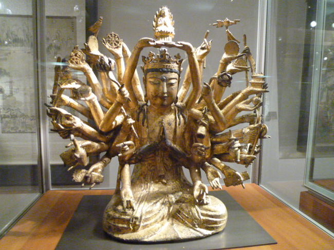 千手観音、安定感がありますね〜<br /><br />好みによりますが、こちらのギメ美術館の鑑賞にかかるのは1-1.5時間位。<br />美術館はセーヌ川沿いでエッフェル塔も近いです。<br />日本でもあまりこのタイプの美術館はなさそうなので、パリでじっくり東洋美術鑑賞、いいかもしれません。