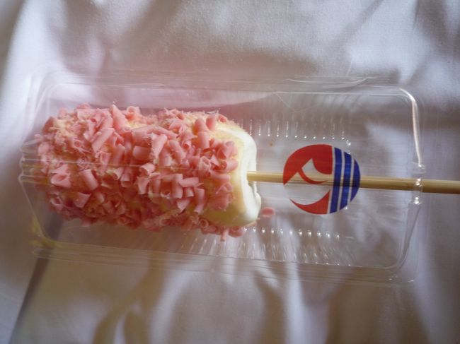 ＰＩＣロビー近くの売店の巨大マシュマロはチョコがトッピングしてあって＄2でした。<br />見た目どおりの甘さでしたが、３人で１本食べるとちょうど満足する甘さ。<br />ＰＩＣ泊まる方はお試しあれ。