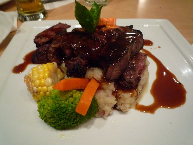 夕食はプロアで。<br /><br />プロアは、予約は6時〜7時の間でしか取れないそうなので、１ヶ月先まで常に予約がいっぱいとのこと。確実に食べたい人は日本からＪＣＢカウンターなどを通して予約を！<br /><br />時間をずらして８時半に入ったら、待たずにテーブルにつけました。早めのランチ、もしくは遅めのディナーだったらそんなに並ばないようです。<br /><br />旦那は現地の人が食べてた分厚いステーキ、私はヒバチの三種盛りを注文。<br /><br />味付けはこってり甘め。スペアリブ、チキン、ビーフ？が一度に食べれて＄15前後は安い！焼加減はよいのですが、お肉自体は思っていたよりも硬いです。<br />チキンはとても柔らかいので、次はチキンでも良いかなと思います。<br />レッドライス、付け合せのお野菜も美味しかったです。<br />ビールも２本飲んで＄55ぐらい。コスパ最高！<br /><br />部屋に帰ったら、もうすでに10時過ぎ。<br />長男はハイテンションで中々寝ず･･･結局11時ごろに入眠しました（汗）。