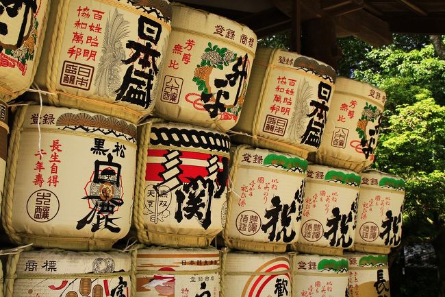 多くの献上された酒樽もあります。