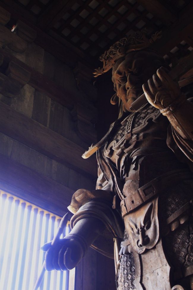 大仏拝顔を経て、時計回りに大仏殿の内部をまわっていくと、大仏様を守るように奥側左右には、にらみをきかした広目天と多聞天の立像があります。<br />