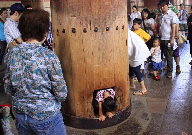 大仏殿の東側の柱には、穴が開いており、大仏の鼻の穴の大きさと同じだと言われています。そして、これを通ると良いことがあるとかとのことで、多くの子どもたちがくぐり抜けてをしています。