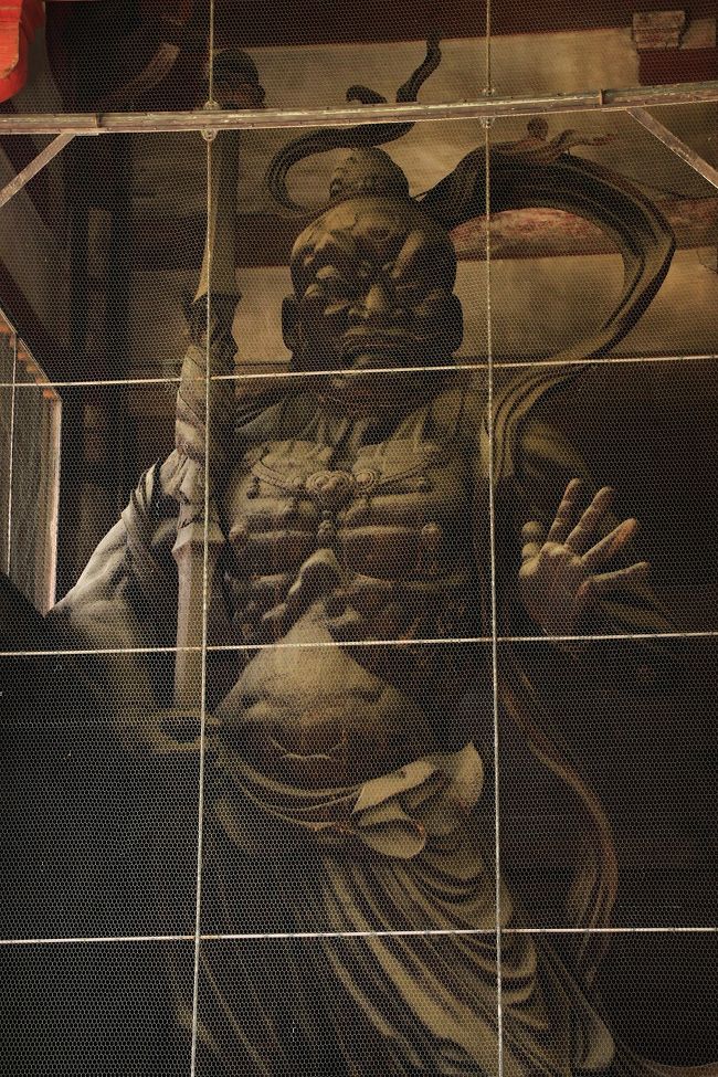 大仏殿に入る前に通らなかった南大門を帰りに通ります。ソウルの焼失したナムデムンではありません。こちらにある左右一対の金剛力士像は運慶・快慶が造ったことでも有名です。<br />こちらは息を吐き、手を開く阿形（あぎょう）。