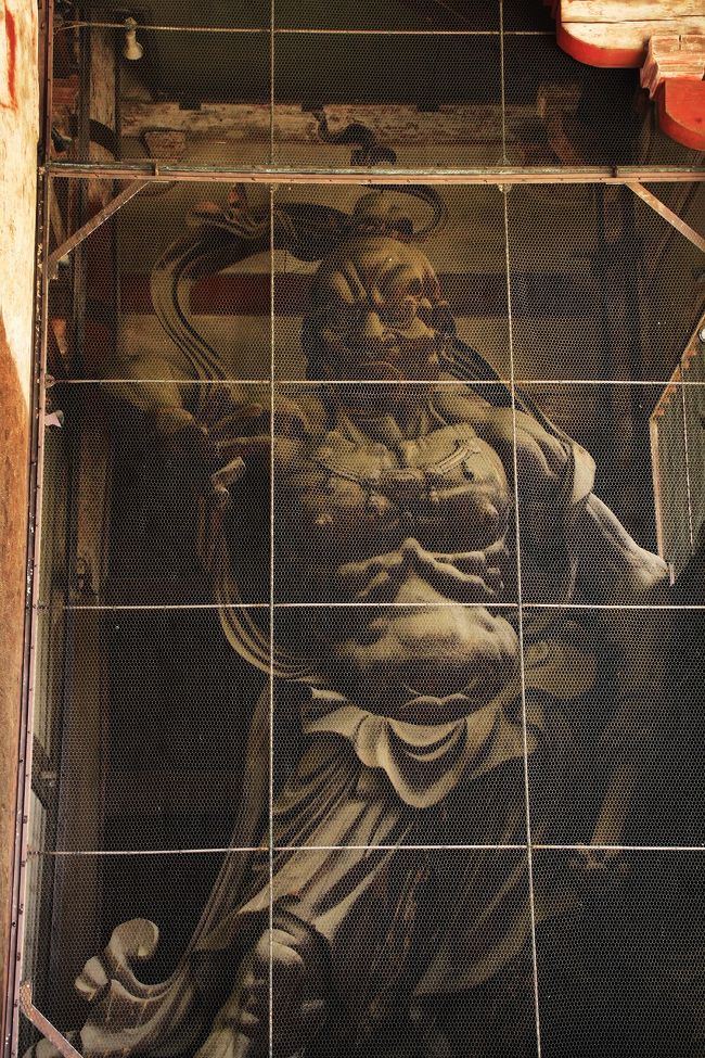 もう一方は、息を吸い、指を結ぶ姿の吽形（うんぎょう）。