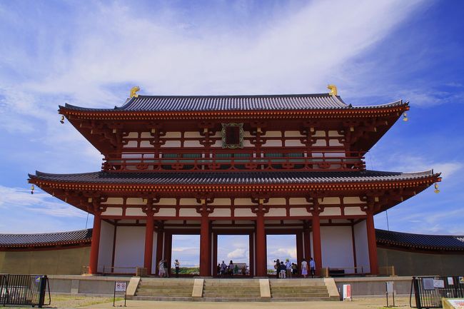 昼食を終え、奈良公園界隈から少し離れた場所にある平城宮跡を訪れました。<br />東大寺をはじめ、現在の奈良の中心街は平城宮の東端にあたる場所にあたり、宮殿のあった場所は今は市街地の西はずれの場所になります。<br />宮殿跡には、復元された建物がいくつかあり、宮殿の正面入口には朱色が鮮やかな朱雀門が復元されています。