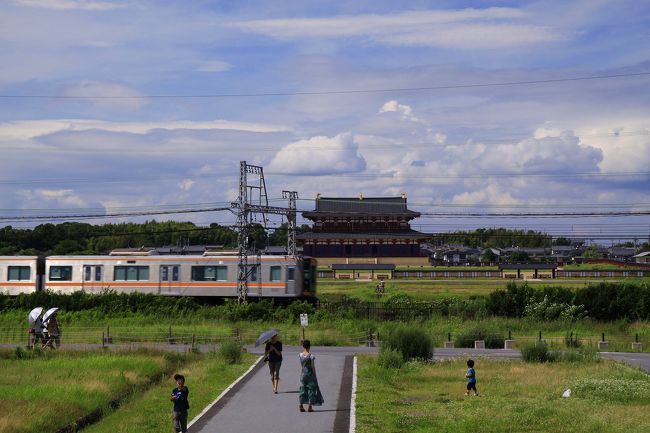 平城宮跡の敷地はかなり広く、県庁所在地・奈良にいるのを忘れるような盆地を見渡す贅沢な場所です。敷地の真ん中を近鉄奈良線が横切り、大極殿に向かう道には踏切も設置されており、多くの電車が行き交います。