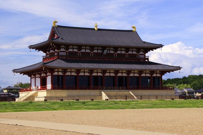 宮跡の一番北側には天皇が住む宮殿の中心的な建物・大極殿が、専門家の研究を基に、平城遷都１３００年を記念した２０１０年に復元されています。