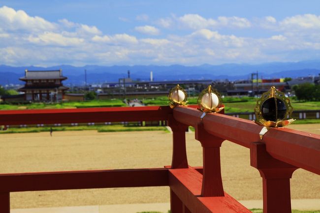 大極殿の内部を見学します。高い礎石の上に築かれているので、１階部分からの眺めもなかなかいいのです。