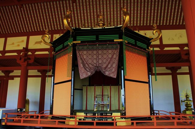 中央には、重要な儀式の際に天皇の玉座が置かれていた高御座も復元されています。