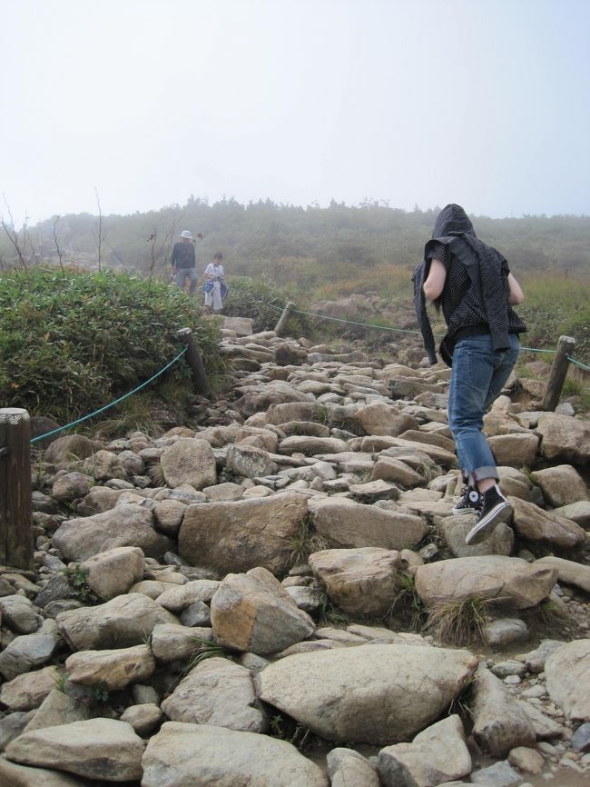 頂上までもうすぐ！<br />ゴツゴツとした石を登るのに、ミニスカ＆ヒールで登っている女子が！<br />後輩がしきりに「山を舐めておる、山を舐めたらいかん」とぶつぶつ言ってたけど、心の中で「おまえもあたしもだよ」と突っ込む。