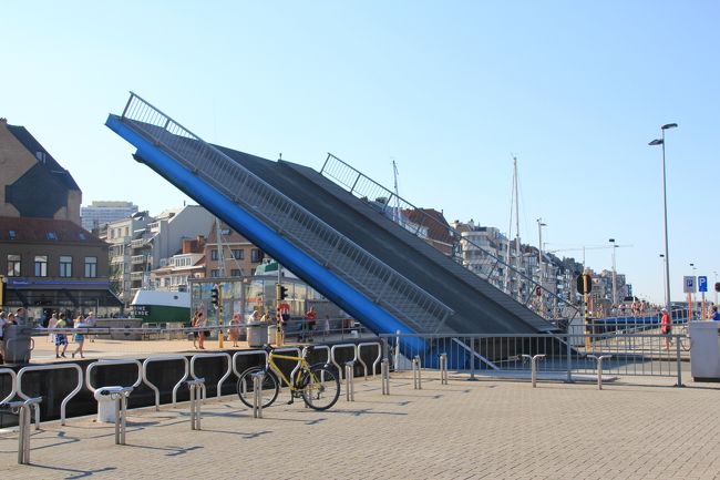 駅へ帰る道、クルーザーの帰港に、跳ね橋が上がった。