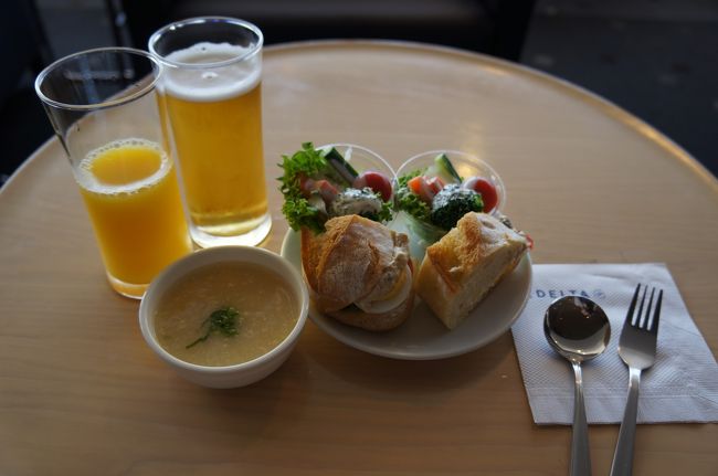 本日の朝食。<br />朝からビールがお休みの日の特権♪