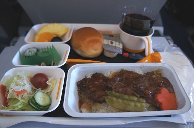 ＬＨの機内食、なかなかだったよ。<br />これは１食目の“焼肉定食”。<br />２食目の焼シャケ定食もＧｏｏｄ！<br /><br />