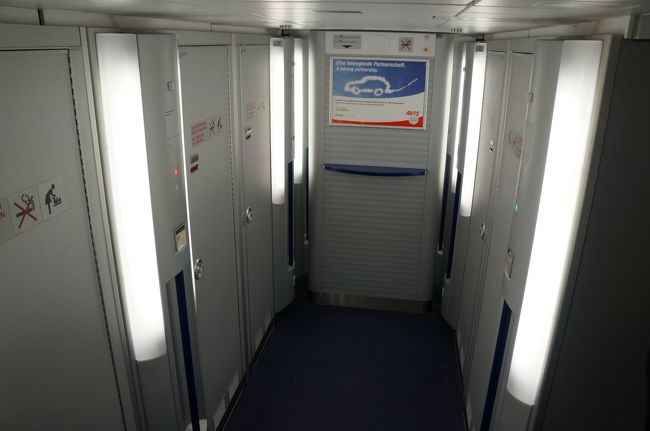 この機体おもしろいの！<br />中央の階段を降りるとそこはトイレ部屋！？