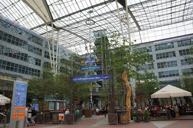次のフライトのゲートに行く前に、我らには行く所が・・<br />ドイツと言ったらビール！ＭＵＣと言ったらビールでしょ！<br /><br />ＭＵＣ空港にはビールの醸造所があるんだよ！<br />第１ターミナルと第２ターミナルの間にある“ａｉｒｂｒａｕ”。<br />オープンテラスで気持ちいい！