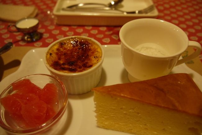 家庭的な雰囲気のお店。<br />ごはんがお茶碗で出てくるところがほっこりするでしょ？<br />そのくせ、味噌スープはあくまでスープ扱いなのか、カップに入っているという（笑）<br /><br />デザートセットはチーズケーキとココナッツアイスとクレームブリュレとグレープフルーツ。<br /><br />プラスコーヒーもついて、１５００円だったかな。<br /><br />おいしゅうございました。