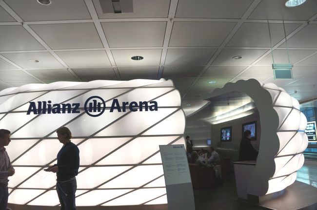 一杯グビッと飲み干し、ナポリ行きのゲートへ。<br />ミュンヘンにあるＡｌｌｉａｎｚ　Ａｒｅｎａの縮小版なんだって。