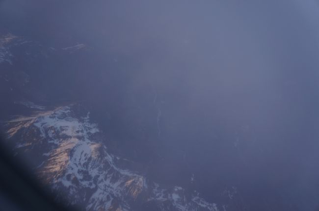 どこかな？スイス辺りかな？<br />夕陽に照らされる山々。<br />キレイ☆<br />